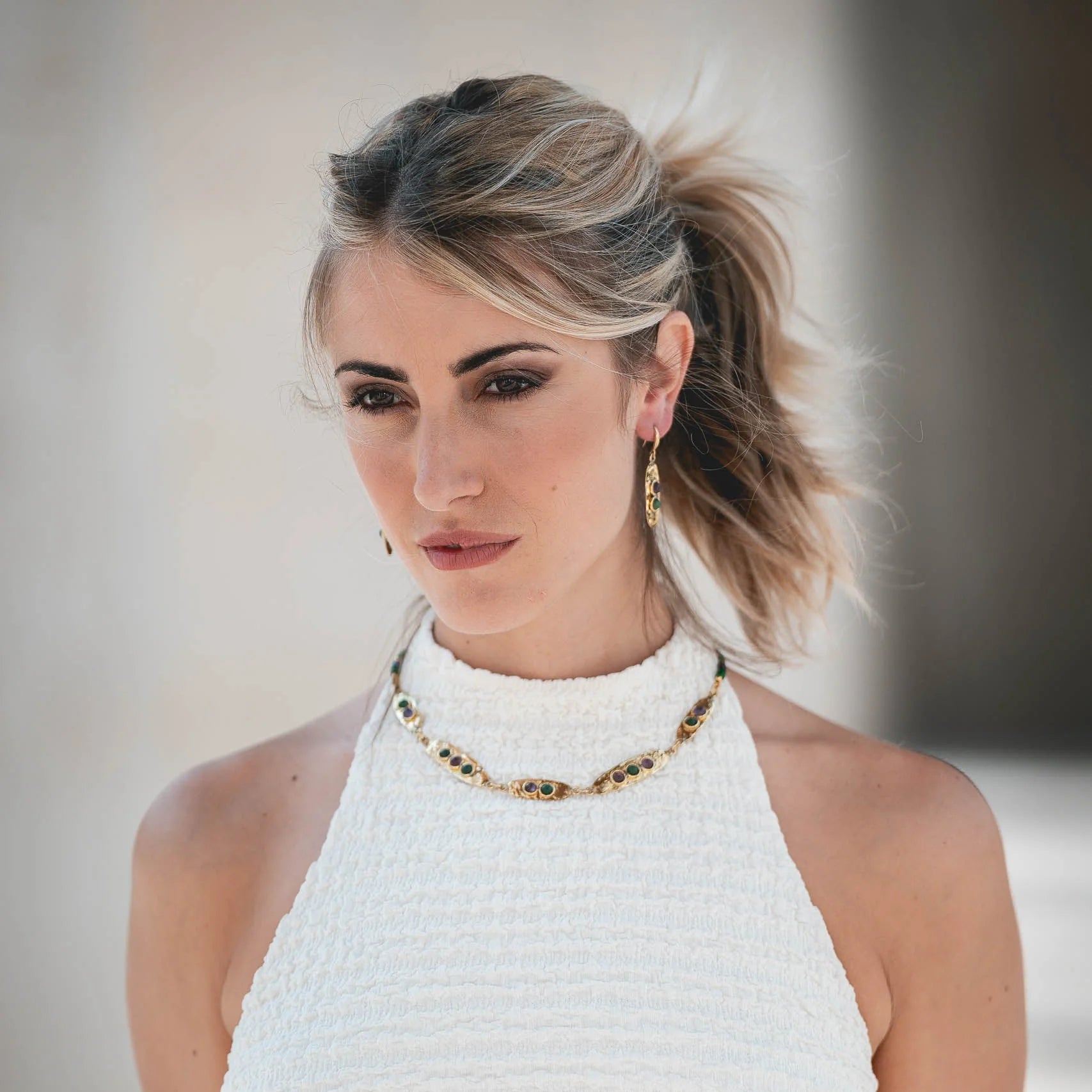Collana Girocollo in Ottone con ovalini smeraldo e ametista