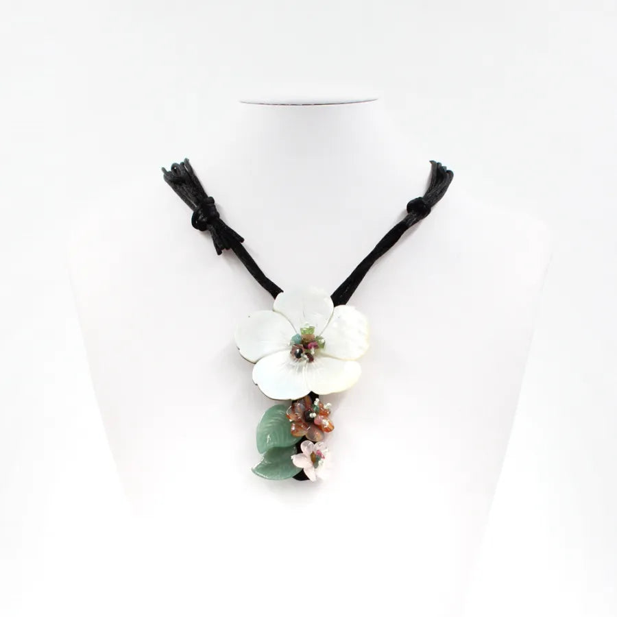 Collana laccio di cotone con fiore di madreperla inciso e pietre dure colorate