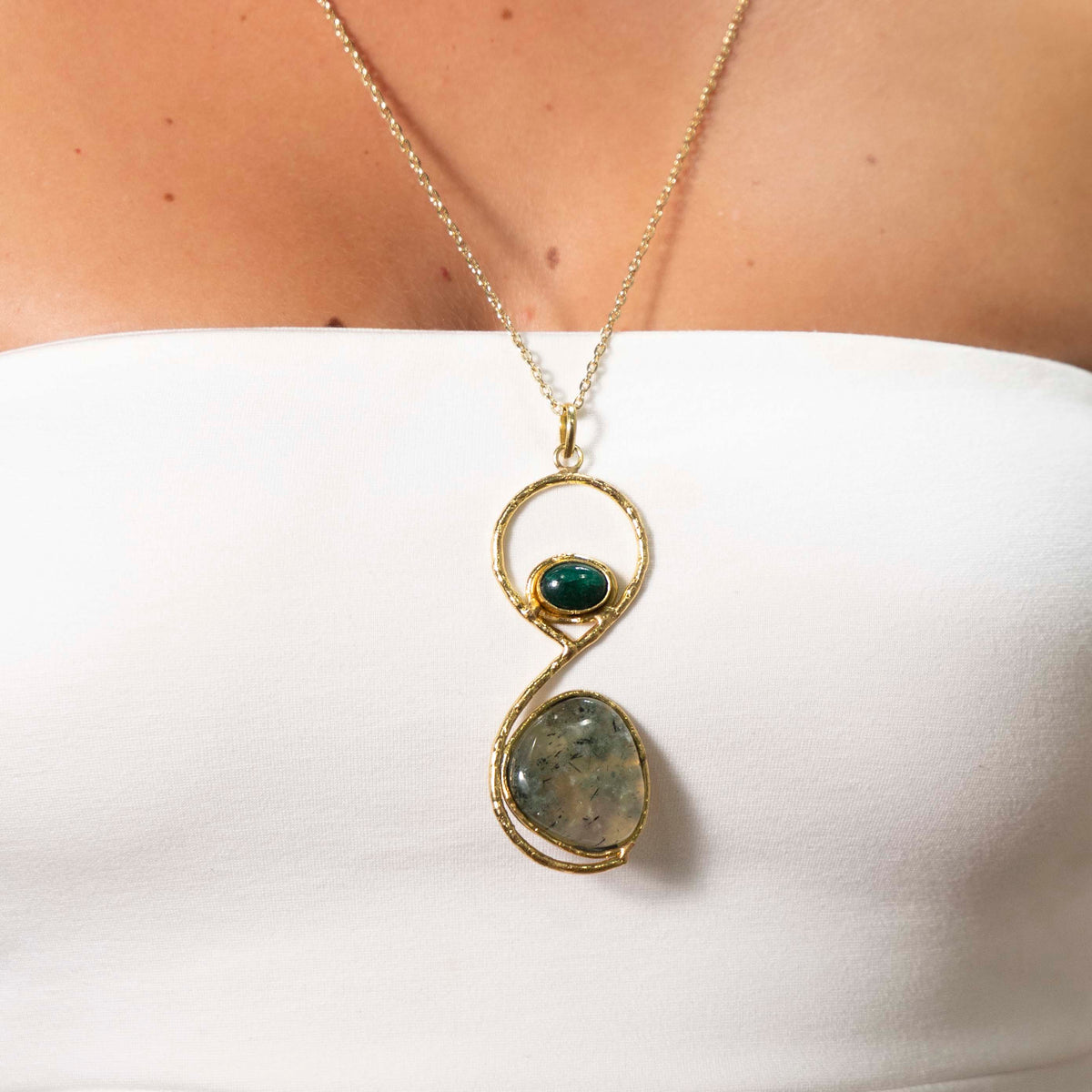 Collana lunga ottone infinito due pietre Smeraldo e Prehnite
