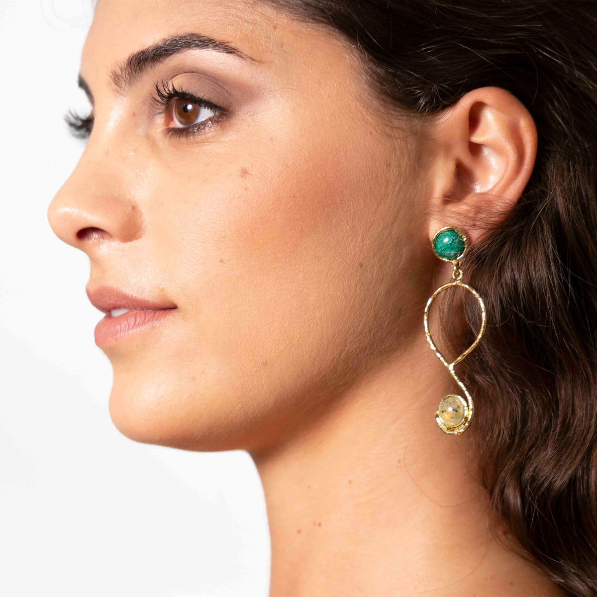 Orecchini ottone infinito due pietre Smeraldo e Prehnite