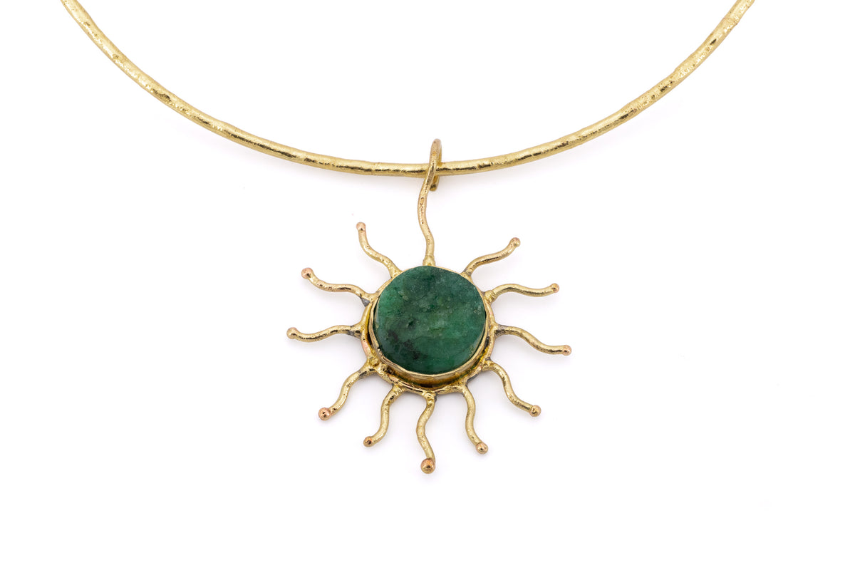 Choker ottone sole pendente con pietra Smeraldo